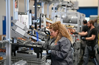 Una trabajadora en la línea de producción del fabricante de maquinaria alemán Bosch en una planta en Eschenburg (Alemania).