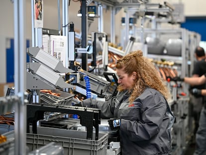 Una trabajadora alemana, en una fábrica en Eschenburg en abril de 2023.