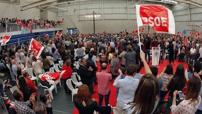 Militantes do PSOE participam de um comício de um dos candidatos nas primárias para a Secretaria-geral.