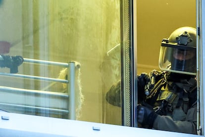 Un agente de las fuerzas especiales de la policía en una ventana de un edificio de Solingen, este sábado.