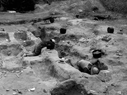 Uclés (Cuenca), 2005. El monasterio de Uclés se utilizó como prisión entre los años 1940 y 1943. Durante ese periodo murieron más de 300 personas, fusiladas o a causa de diversas enfermedades, y fueron enterradas en una zona externa al monasterio conocida como «La Tahona». En julio de 2005 comenzaron las labores de exhumación de sus restos.