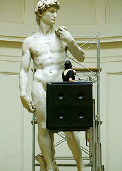 Agnese Parronchi limpia el <i>David </i>de Miguel Ángel en la Galería de la Academia de Florencia.