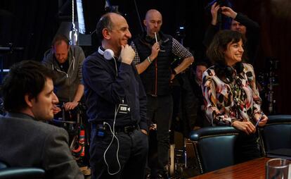 Armando Ianucci en el plató de 'Avenue 5', de HBO, en Londres. 