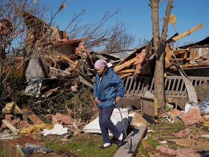 Una mujer pasa ante su casa derrumbada por el paso de un tornado en Wynne, en el estado de Arkansas (Estados Unidos)