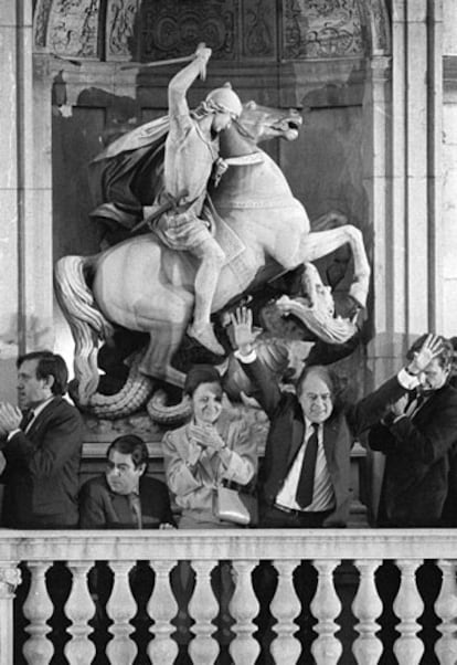 Barcelona, 30 de mayo de 1984. Jordi Pujol y miembros de su Gobierno saludan desde el balcón del Palau de la Generalitat después del acto de su investidura como presidente de la Generalitat de Cataluña, en su segundo mandato. Le acompañan, de izquierda a derecha, Max Canher, Lluís Prenafeta, Marta Ferrusola de Pujol y Josep María Cullell.