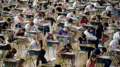 Estudiantes del IES Josep Miquel i Guarda, en el municipio de Alaior de Menorca, se examinan en 2017.