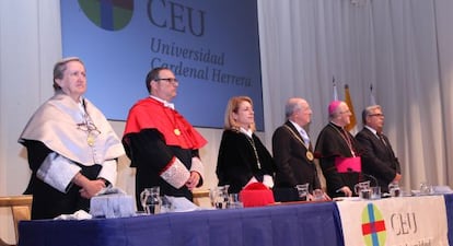 Rosa Visiedo, Carlos Osoro y Carlos Romero, en el centro, en el acto inaugural de la Cardenal Herrera.