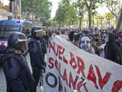 Doscientos manifestantes se plantan frente a una oficina del empresario mientras los encapsulan los Mossos