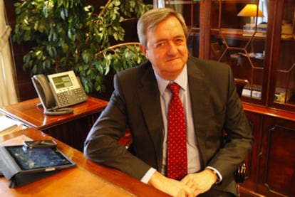 El consejero de Economía, Carlos Aguirre, posa en su despacho.