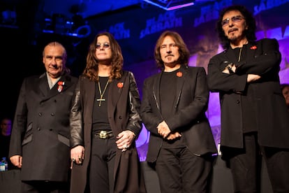 La formación original de Black Sabbath en su última reunión, en noviembre de 2011 en West Hollywwod. Desde la izquierda: Bill Ward (batería), Ozzy Osbourne (voz), Geezer Butler (bajo) y Tony Iommi (guitarra).