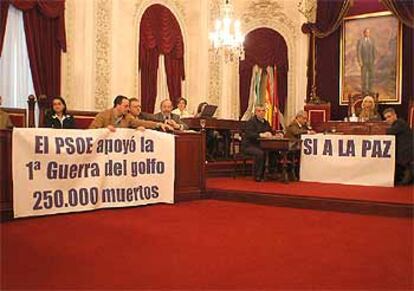 Teófila Martínez, en el pleno de ayer, durante el que los populares colocaron carteles implicando al PSOE en las muertes de la guerra de 1991.