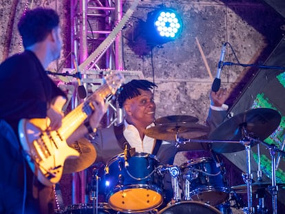 Gerardo Piloto, director del grupo Klimax y presidente del  Festival Internacional del Tambor, durante una presentación de Klimax en el anfiteatro de La Habana Vieja, Cuba.