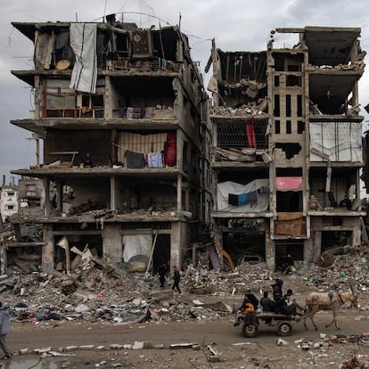 GAZA (-), 11/02/2025.- Palestinians walk past destroyed houses in the Jabalia camp, north of Gaza City, 11 February 2025. Israel and Hamas implemented the first phase of a hostage release and ceasefire deal on 19 January 2025. More than 48,000 Palestinians have been killed in the Gaza Strip, according to the Palestinian Ministry of Health, since Israel launched a military campaign in the strip in response to a cross-border attack led by the Palestinian militant group Hamas on 07 October 2023, in which about 1,200 Israelis were killed and more than 250 taken hostage. EFE/EPA/HAITHAM IMAD
