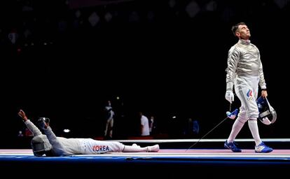 El surcoreano Kim Junghwan (izquierda) celebra su victoria ante el ruso Kamil Ibragimov en la prueba de sable individual masculino.