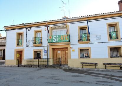 Carteles a favor del proyecto en la sede del ayuntamiento conquense.