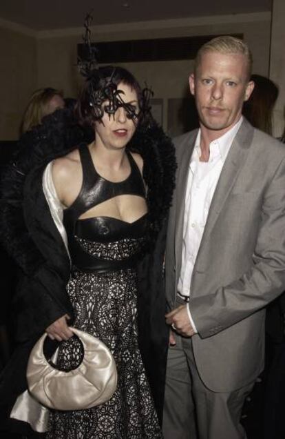 Alexander McQueen e Isabella Blow en Londres, en 2003.