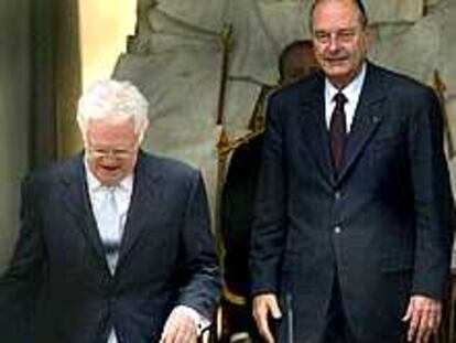 Lionel Jospin abandona el Elíseo ante la atenta mirada de Jacques Chirac.