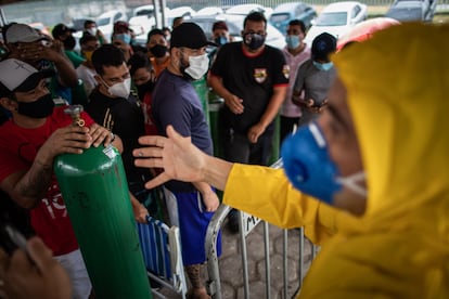 Familiares de pacientes de coronavirus esperan en fila para rellenar sus tanques de oxígeno en la ciudad de Manaos, el 19 de enero.