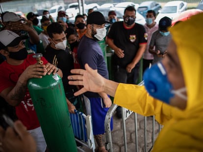 Familiares de pacientes de coronavirus esperan en fila para rellenar sus tanques de oxígeno en la ciudad de Manaos, el 19 de enero.