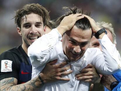 Dalic celebra junto a Vrsaljko el triunfo ante Inglaterra. 