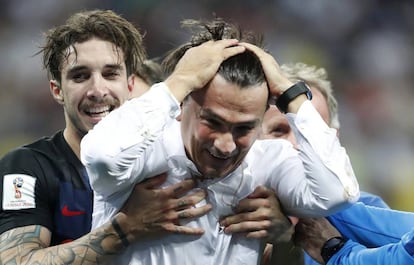 Dalic celebra junto a Vrsaljko el triunfo ante Inglaterra. 