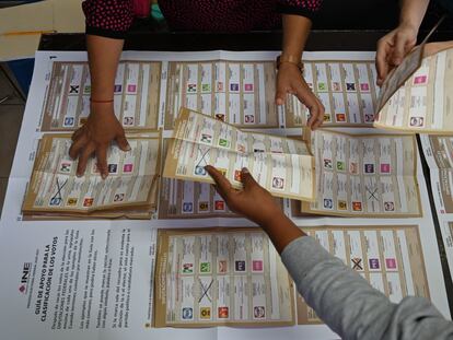 Funcionarios de casilla clasifican votos en Ciudad de México, en junio de 2021.