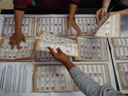 Boletas para la jornada electoral en México.
