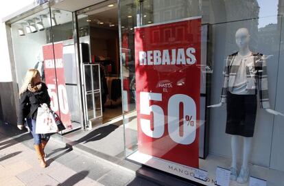 Un cartel de rebajas en un comercio de Madrid.