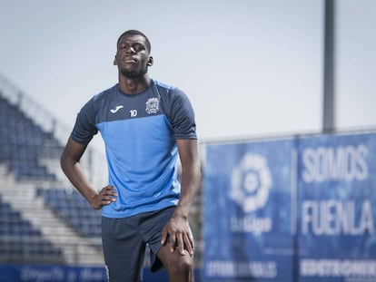 El futbolista Randy Nteka en el campo del Fuenlabrada.