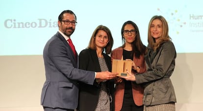 Claudia Go&ntilde;i y Mar&iacute;a Ugena (en el centro) de ING Bank, recogen el premio elTalento Corporativo. Con ellas, Loles Sala, directora de Human Age Institute; y Jos&eacute; Lu&iacute;s G&oacute;mez Mosquera, director gerente de Cinco D&iacute;as.