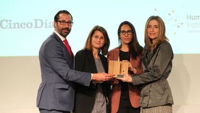 Claudia Go&ntilde;i y Mar&iacute;a Ugena (en el centro) de ING Bank, recogen el premio elTalento Corporativo. Con ellas, Loles Sala, directora de Human Age Institute; y Jos&eacute; Lu&iacute;s G&oacute;mez Mosquera, director gerente de Cinco D&iacute;as.