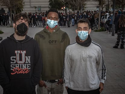 Juan Antonio Garcia Ruiz, Babacar Diagne y Àlex Cantón, el pasado viernes, en una concentración en Valencia.