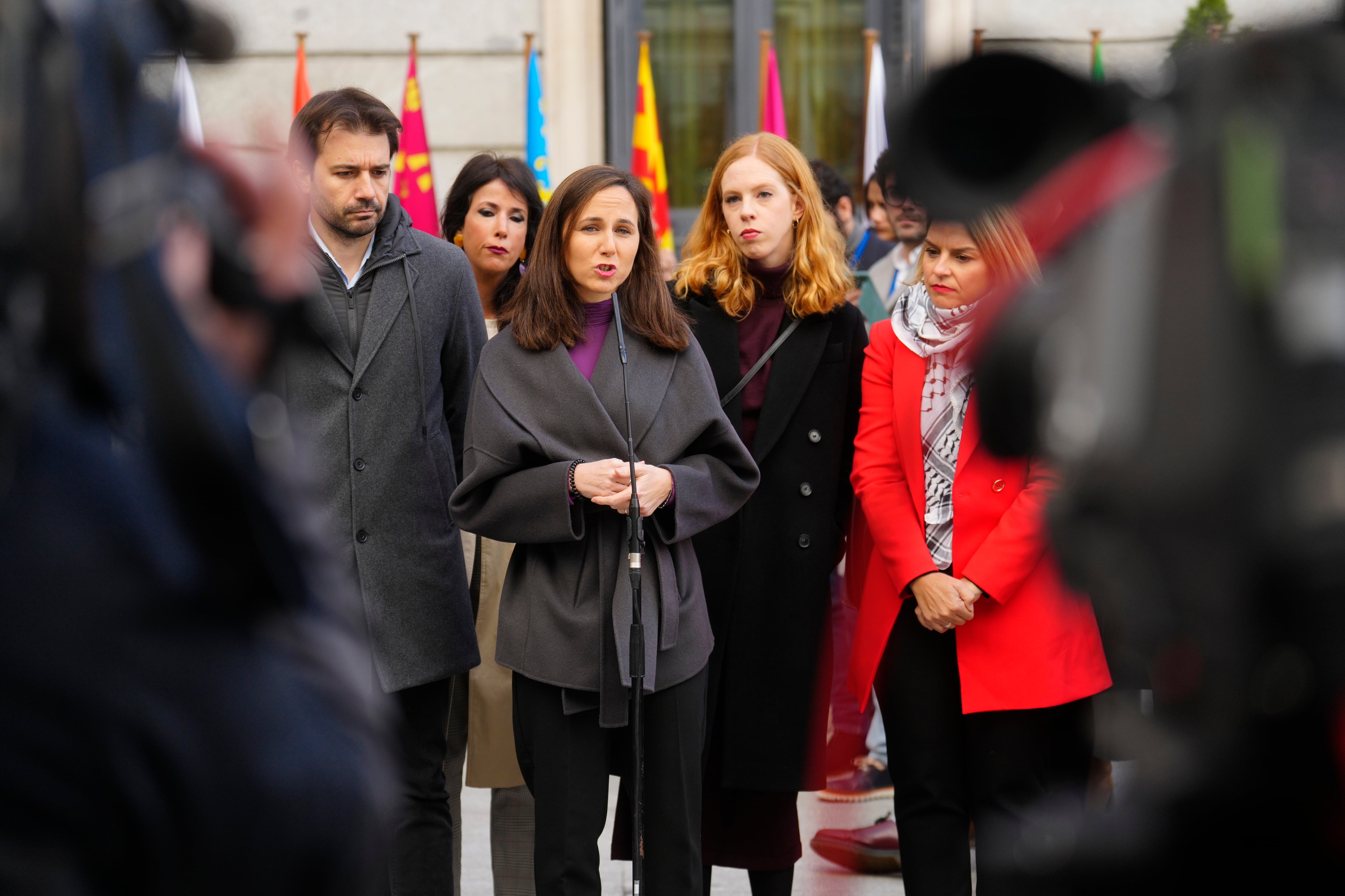 La secretaria general y diputada de Podemos, Ione Belarra (en el centro), acompañada por los diputados de su grupo. Desde la izquierda, Javier Sánchez Serna, Martina Velarde, Lilith Verstrynge y Noemí Santana.