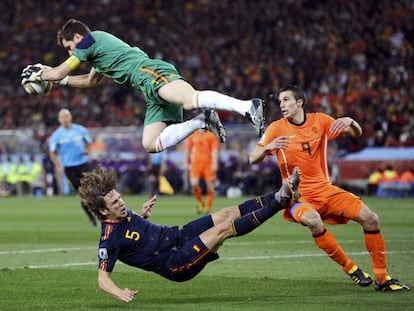 Casillas ataja un bal&oacute;n en la final de 2010