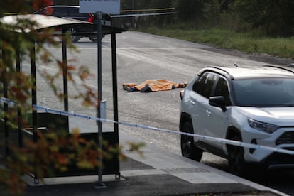 El cuerpo de un hombre de 25 años asesinado a tiros en una calle de Märsta, 40 kilómetros al norte de Estocolmo, el pasado octubre.