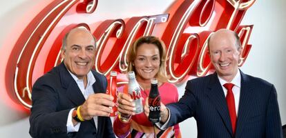 Los representantes de las tres embotelladoras que se fusionan en Coca-Cola European Partners.