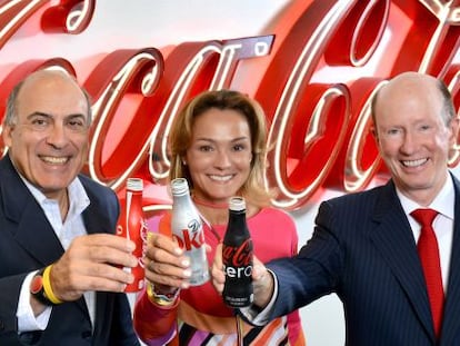 Los representantes de las tres embotelladoras que se fusionan en Coca-Cola European Partners.