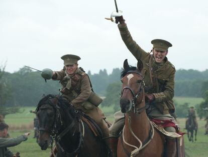 Una secuencia de 'Warhorse', con Tom Hiddleston (derecha).