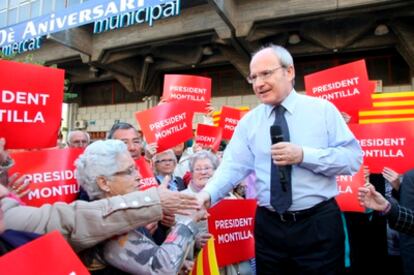 El candidato del PSC a la Generalitat, José Montilla, el pasado octubre, saludando a los vecinos de Cornellà de Llobregat, en un " mítin- relámpago", un nuevo formato de campaña con el objetivo de tomar el pulso ciudadano
