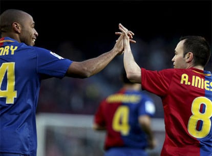 El internacional celebra su gol con Henry, autor de la asistencia