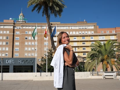 La enfermera Rocío Jiménez acaba de conseguir su primer contrato para cubrir una vacante por vacaciones en el Hospital Virgen del Rocío de Sevilla.