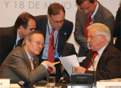 El ministro de Exteriores, Josep Piqué y el comisario europeo Chris Patten (derecha), con delegados de la UE.