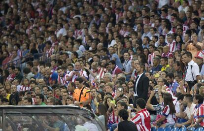 Simeone sigue desde la grada el partido de vuelta de la Supercopa de España tras ser expulsado por dar un par de collejas al cuarto árbitro.