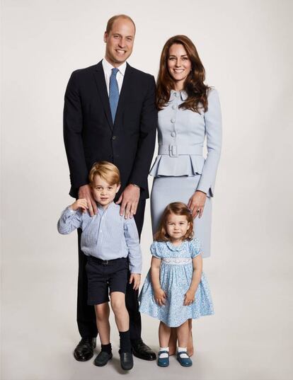 El palacio de Kensigton también ha hecho pública este lunes la felicitación de la familia al completo de los duques de Cambridge: el príncipe Guillermo de Inglaterra, Kate Middelton y sus hijos, el príncipe Jorge (4 años) y la princesa Carlota (2). La fotografía fue tomada a principios de este año por Chris Jackson, el fotógrafo de la casa real inglesa, en el Palacio de Kensington, y por ello no se aprecia la incipiente barriga de la duquesa de Cambridge, embarazada de cinco meses de su tercer hijo, que se espera que dé a luz en abril de 2018.