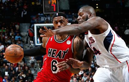 LeBron James encara a Ivan Johnson.