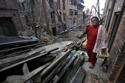 Vida cotidiana en Bhaktapur, una de las localidades afectadas por el terremoto de Nepal que dejó a miles de personas sin hogar.