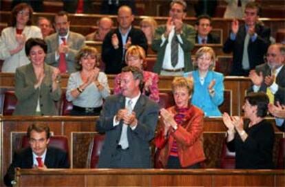 Los diputados socialistas aplauden a Zapatero antes de realizar su intervención.