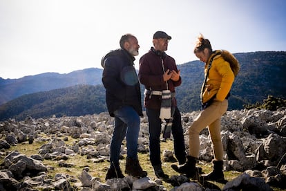 Desde la izquierda, Javier Gutiérrez, Manuel Martín Cuenca y Patricia López Arnaiz, en el rodaje de 'La hija'.