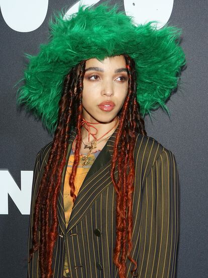 FKA Twigs dobló la apuesta al elegir el más extravagante de todos los sombreros peludos. Por supuesto está firmado por el británico Benny Andallo, uno de los padres de la tendencia.