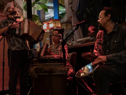 Un grupo de salsa durante una presentación en 'Mi Salsa Kitchen', en Nueva York.